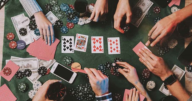 Ưu điểm của ba đôi thông trong bài Poker là gì?